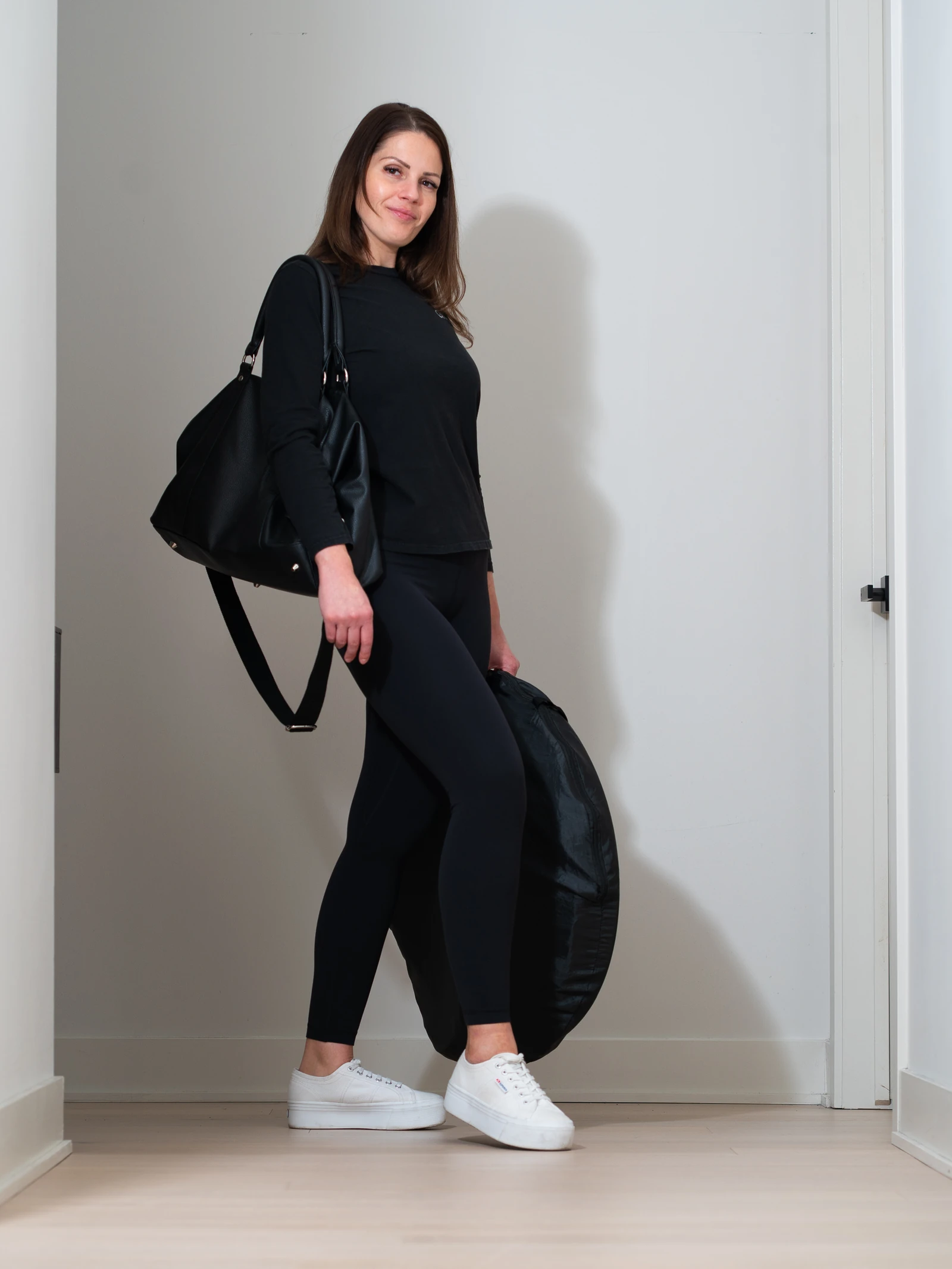 Ana Maria de GLOW17 arrive chez sa cliente avec son équipement de spray tan