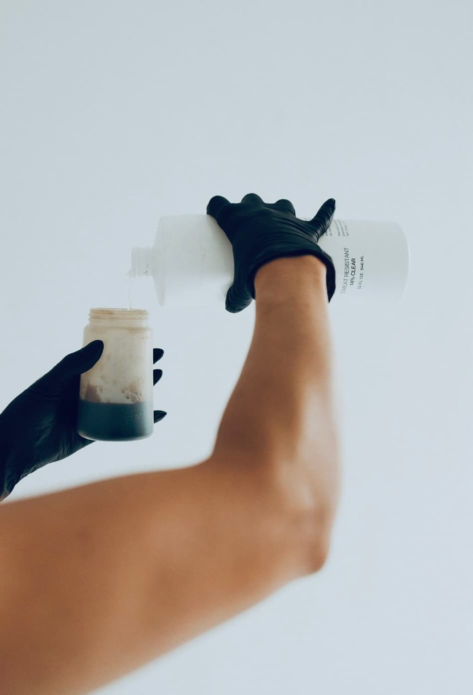 Artiste GLOW17 appliquant un spray tan au pistolet