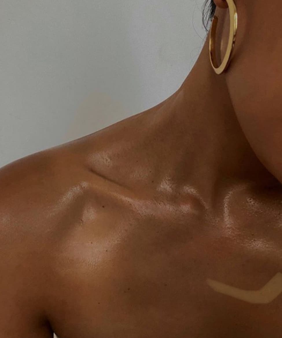 Golden shoulder and hoop earring, warm tone achieved without UV, GLOW17 Mirabel