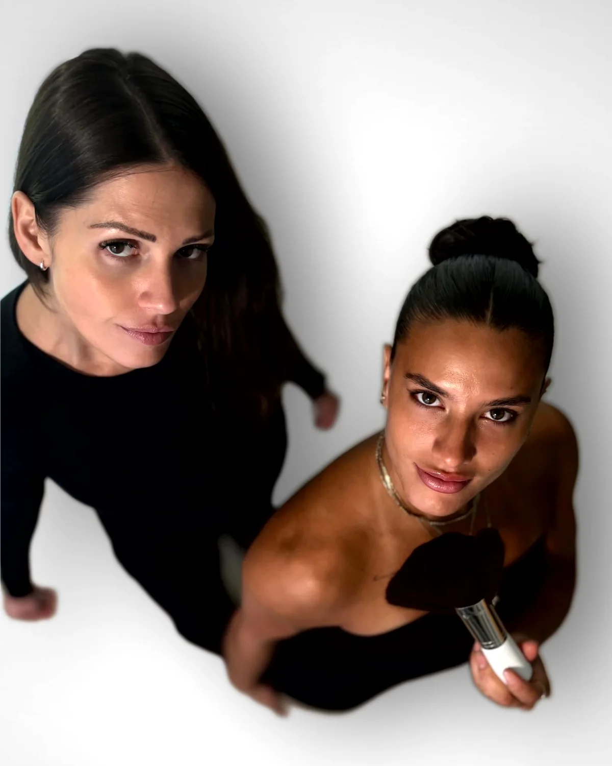 Ana Maria et Jennifer, les artistes spray tan de GLOW17